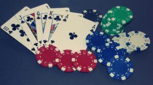 Why are players encouraged to claim online casino bonuses?